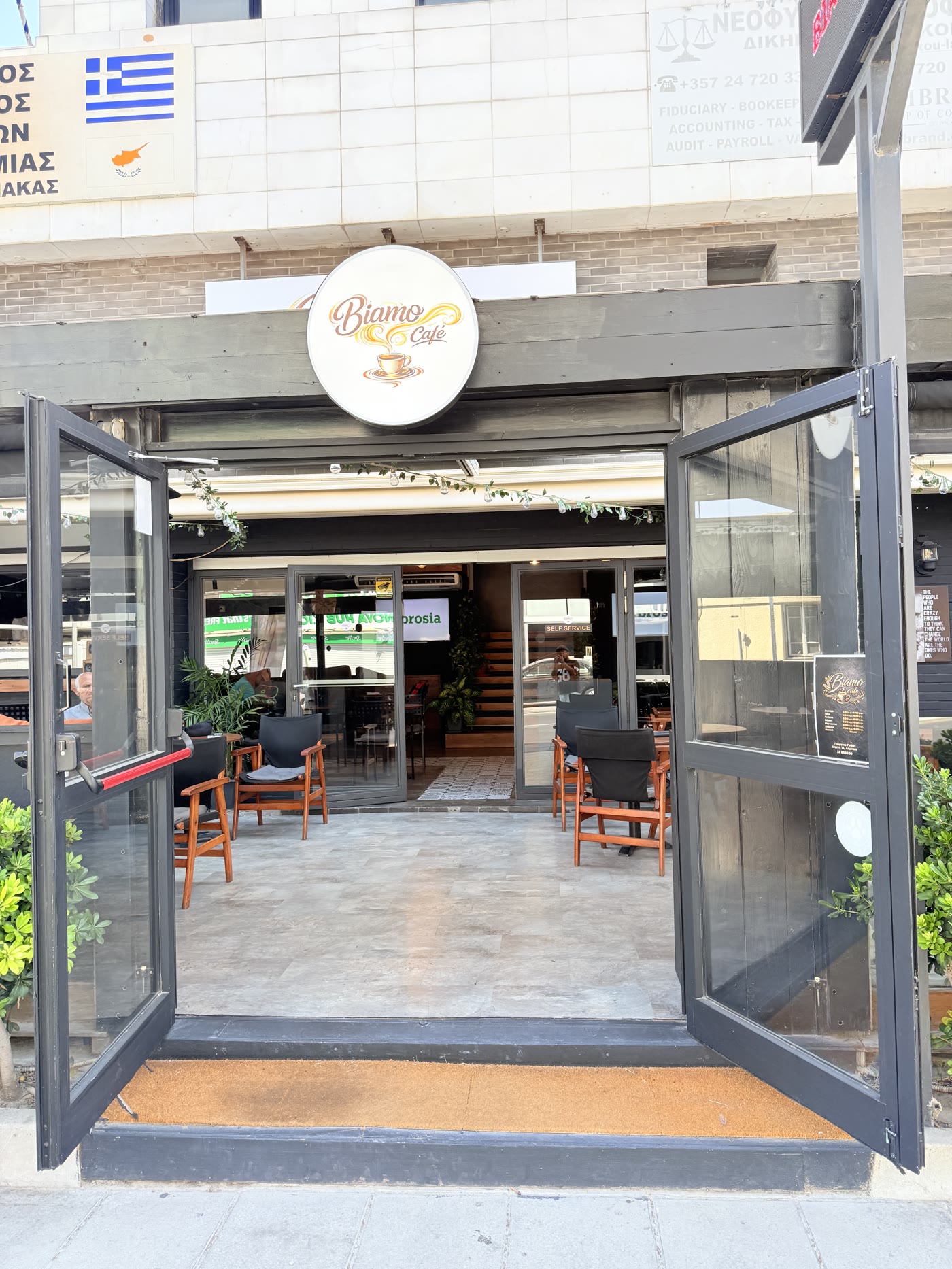The open front doors of Biamo Café